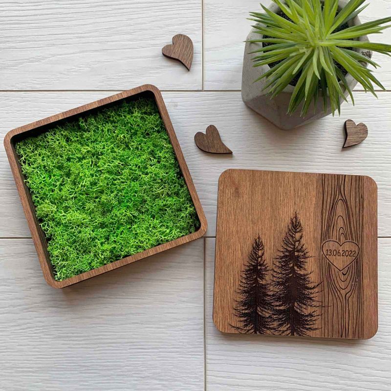 Дерев'яна квадратна коробочка для кілець з мохом