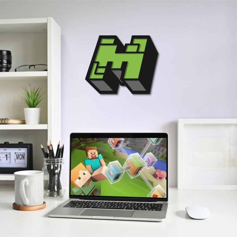 Деревянный настенный логотип компьютерной игры «Minecraft»