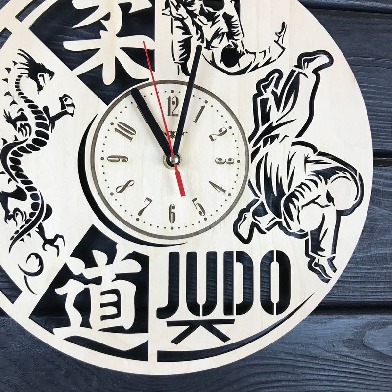 Настенные деревянные часы в интерьер «Дзюдо»