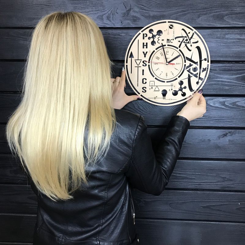 Оригінальний дерев`яний годинник на стіну «Фізика»
