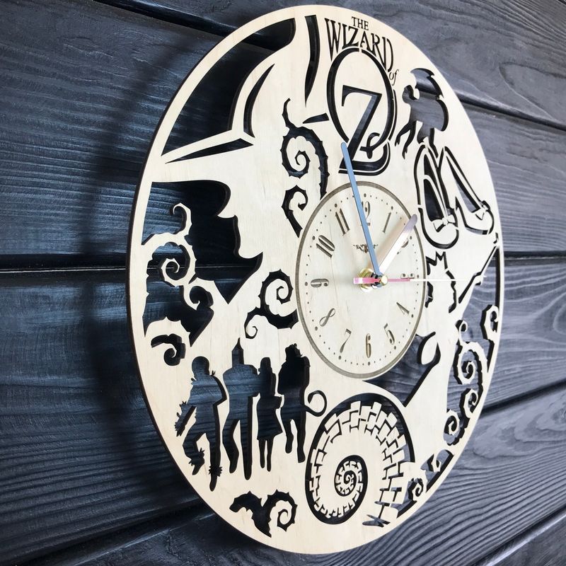 Детские настенные часы из дерева «Волшебник страны Оз»