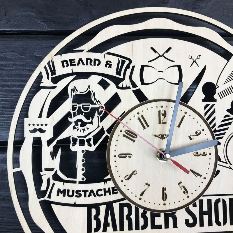 Дизайнерський настінний годинник з дерева «Чоловіча перукарня»