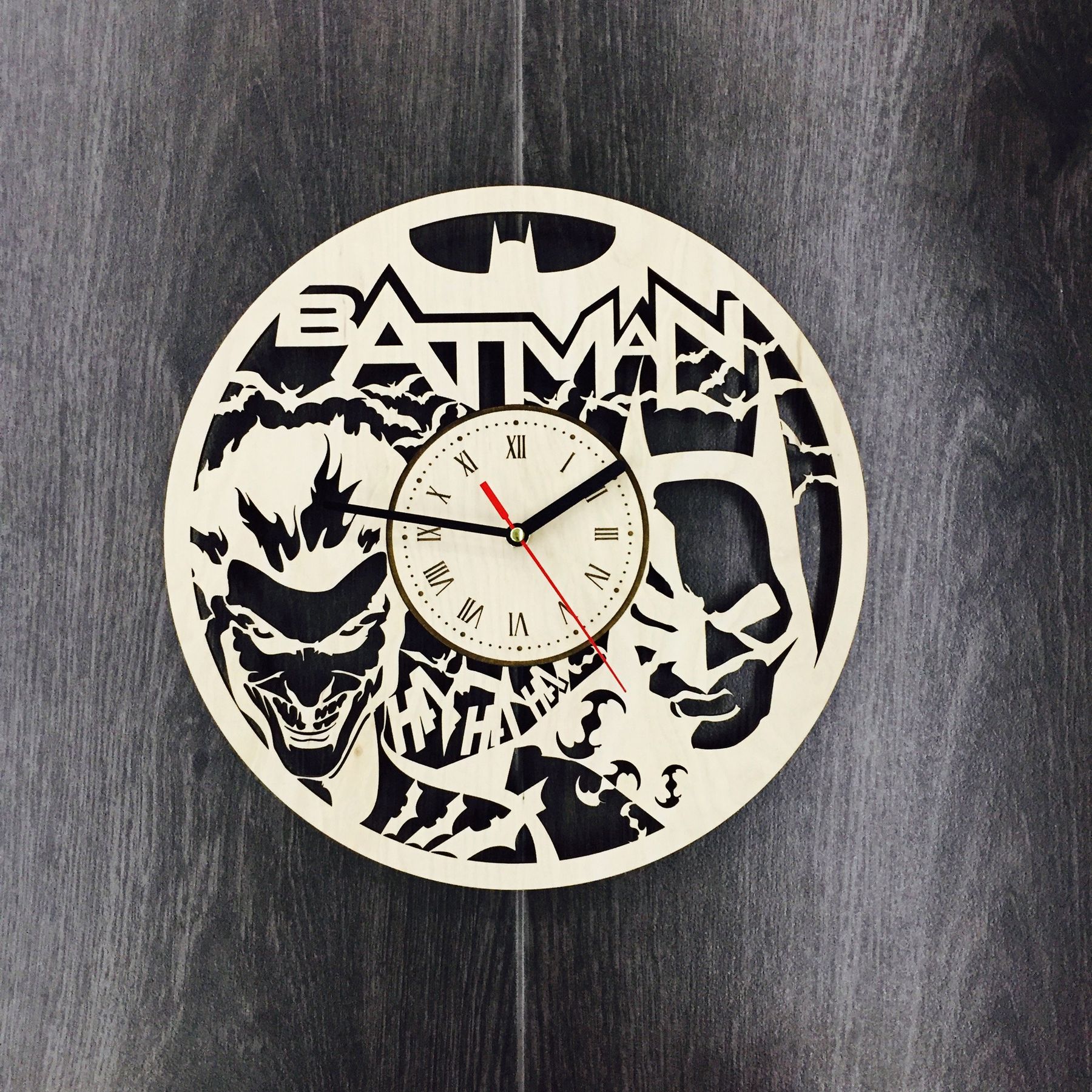 Бэтмен деревянные часы. Часы в виде Бэтмен настенные кастомные. Бетмен часы лазерная резка. Часы на дачу. Часы 31 15