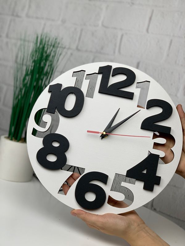 Черно-белые настенные часы из дерева в стиле модерн