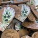 Оригинальные деревянные бутоньерки для гостей в темно-коричневом цвете