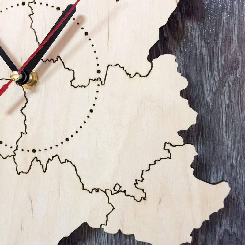 Декоративные часы-карта из дерева "Франция"