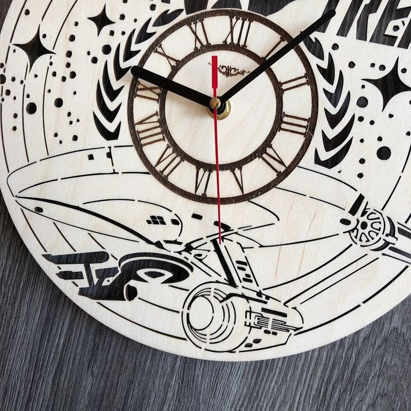 Дизайнерские настенные часы из дерева "Звездный путь"