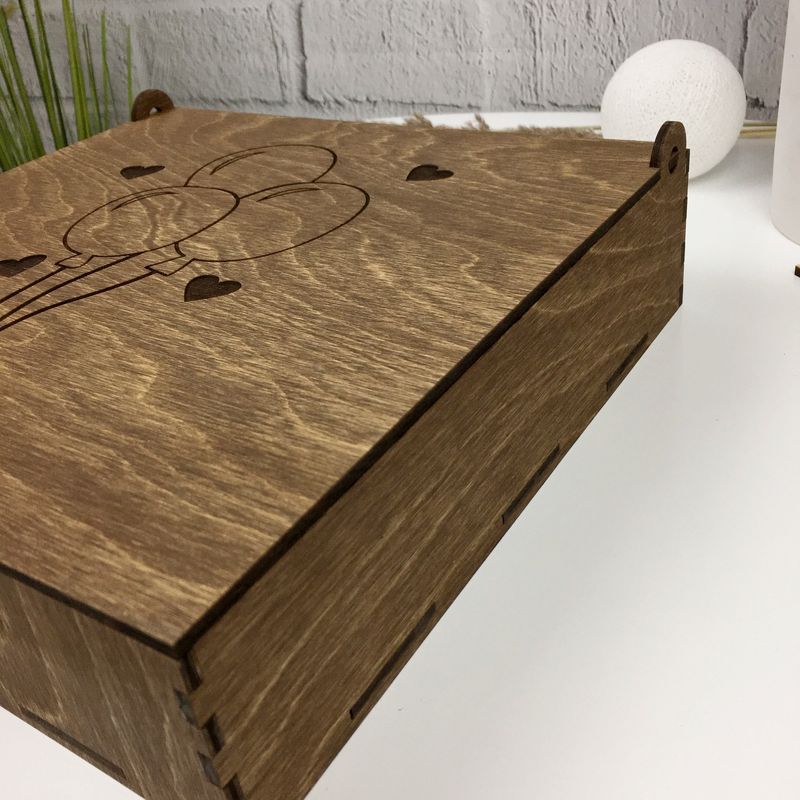 Стильна дерев`яна подарункова коробка з гравіюванням на замовлення