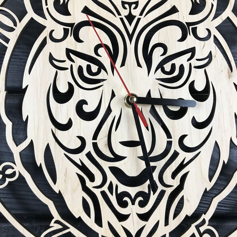 Дизайнерские часы настенные из дерева «Волк»