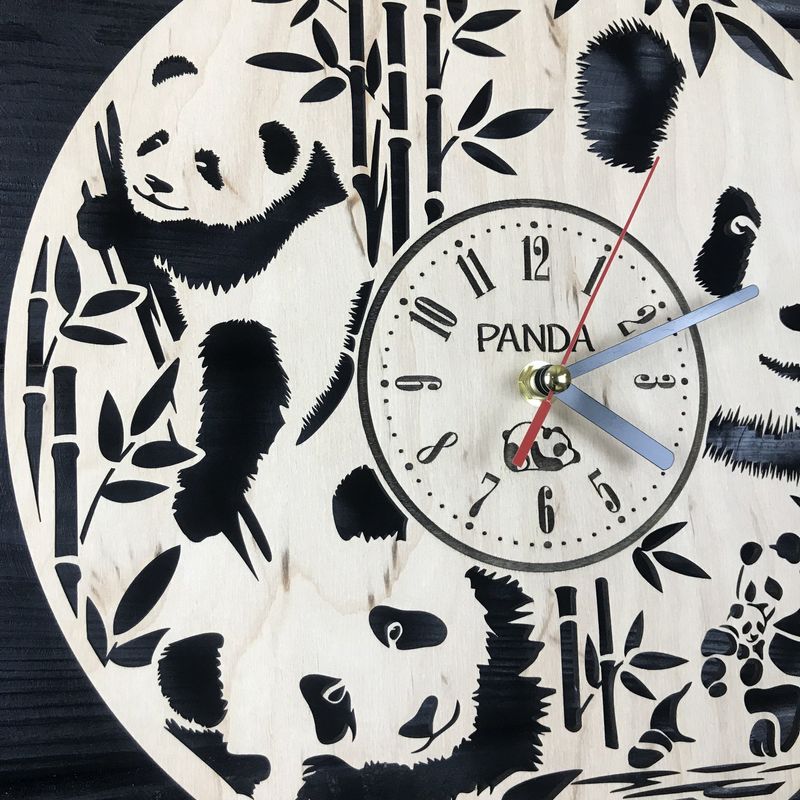 Концептуальний настінний годинник з дерева «Мила панда»