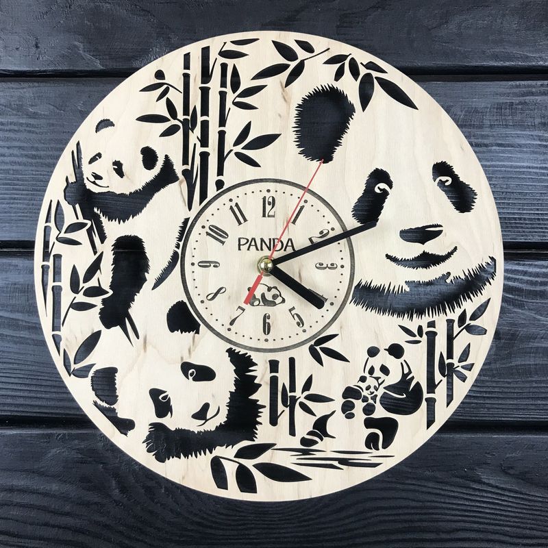 Концептуальний настінний годинник з дерева «Мила панда»
