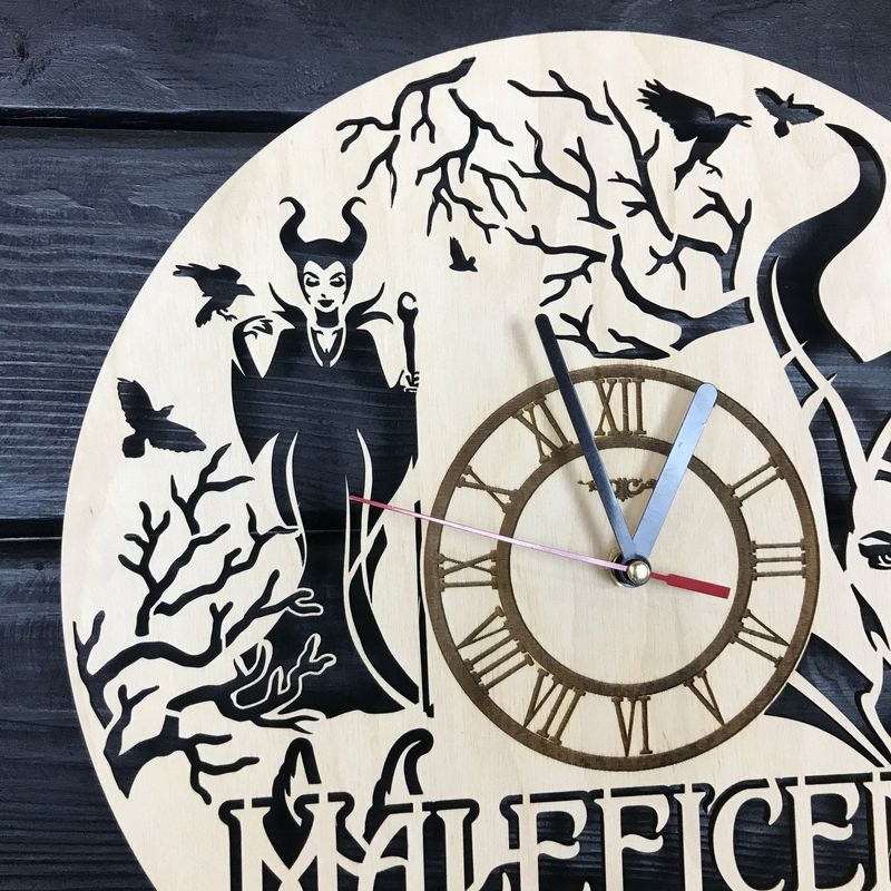 Тематические настенные часы из дерева «Малефисента»