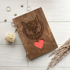 Необычный блокнот в темной обложке из дерева с изображением совы