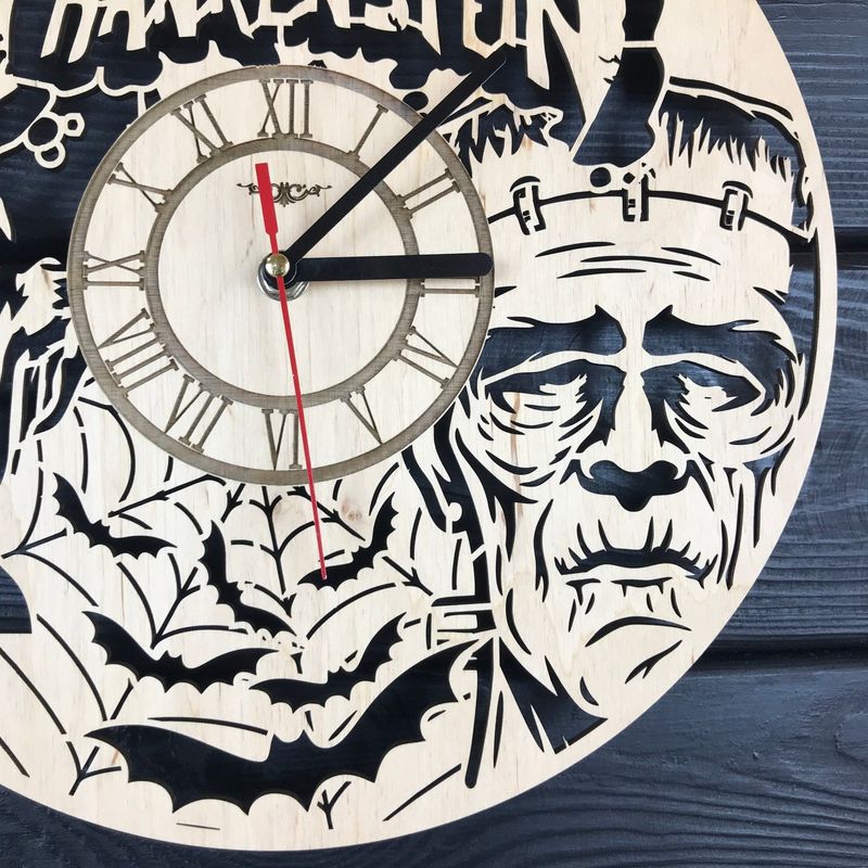 Деревянные настенные часы «Франкенштейн»