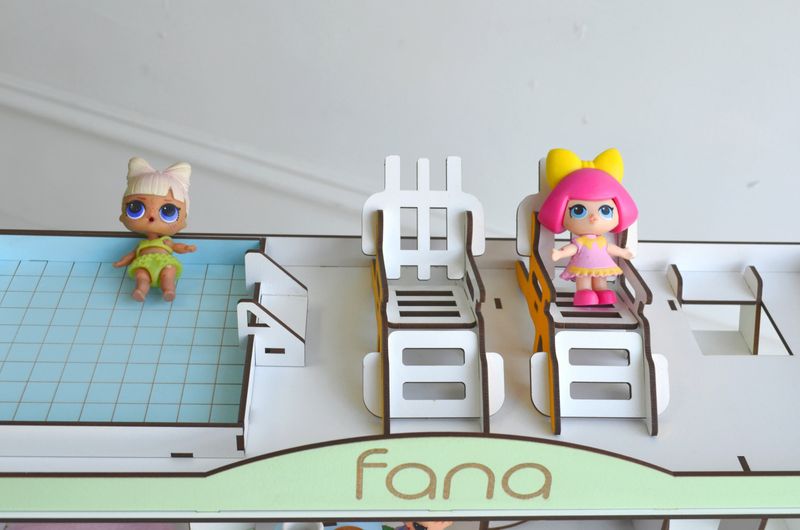 Радужная Многоэтажка для кукол LOL с двориком