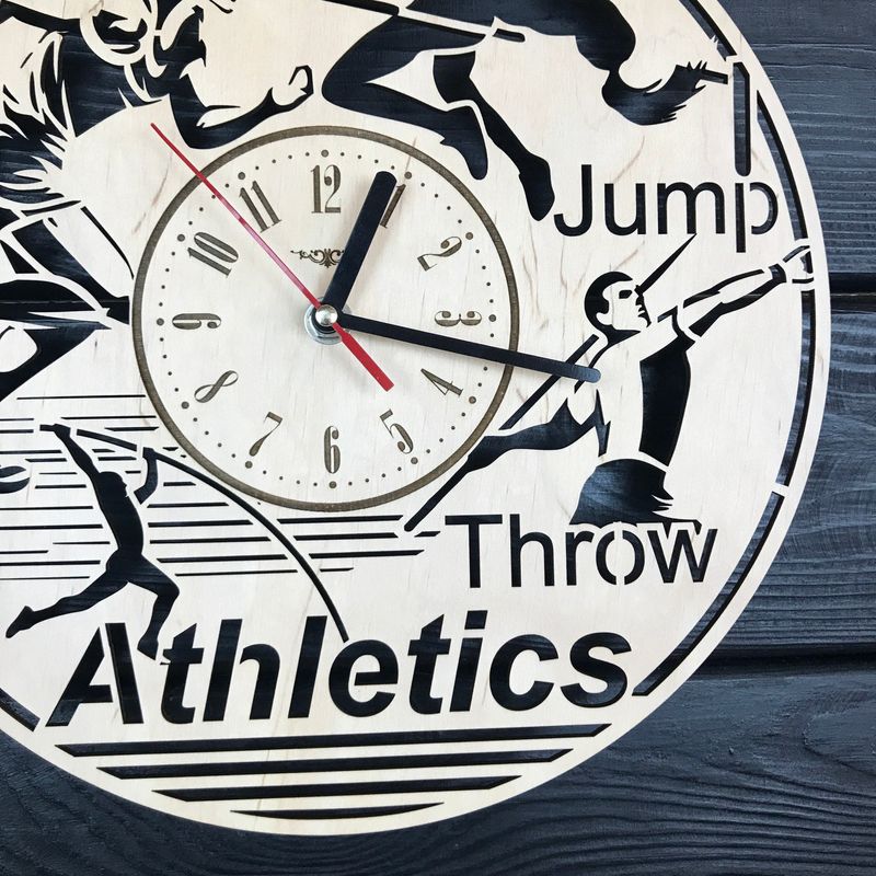 Настенные часы из дерева на спортивную тематику
