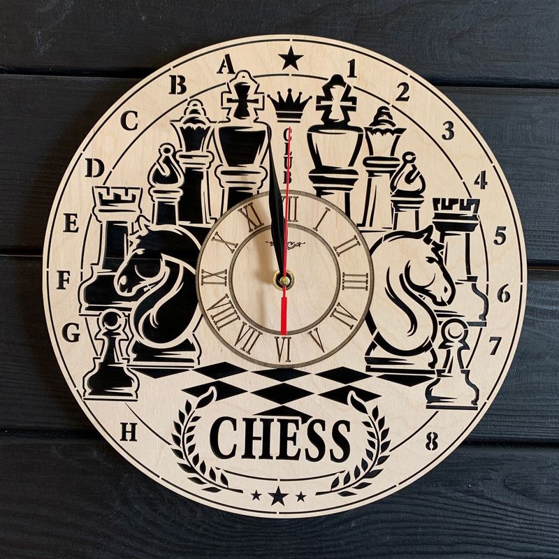 Деревянныфе часы на стену "Шахматы"