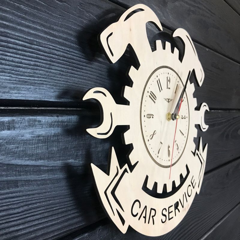 Деревянные настенные часы в автосервис