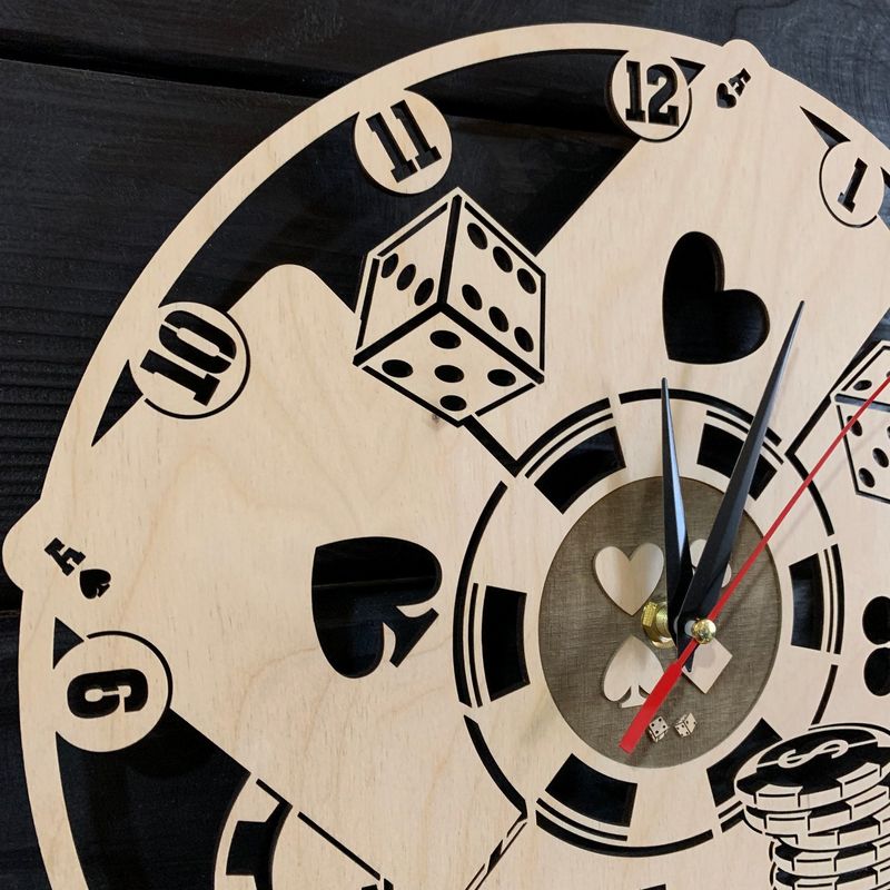 Настенные часы с деревянным циферблатом «Покер»
