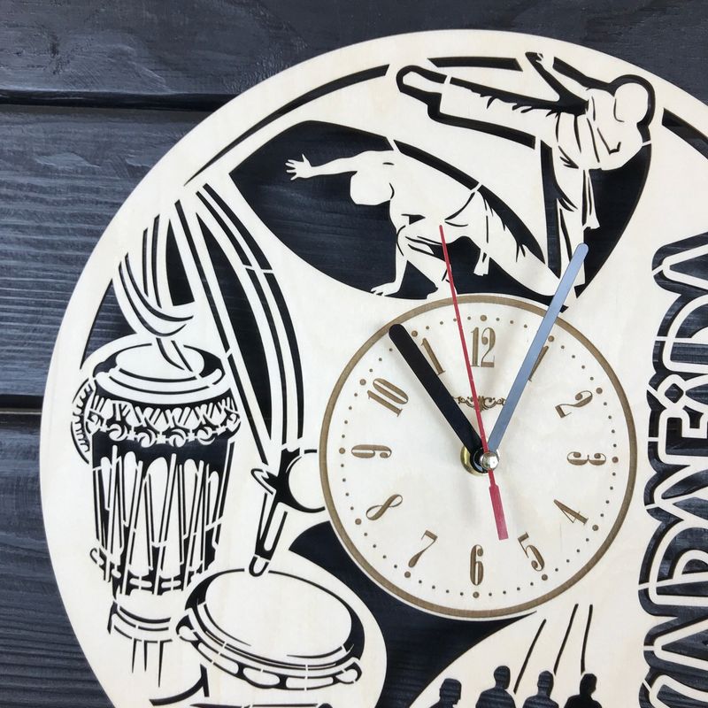 Оригинальные деревянные часы на стену «Капоэйра»