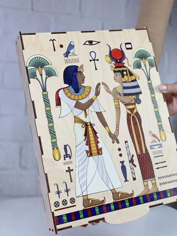 Дерев'яна коробка в єгипетському стилі на подарунок
