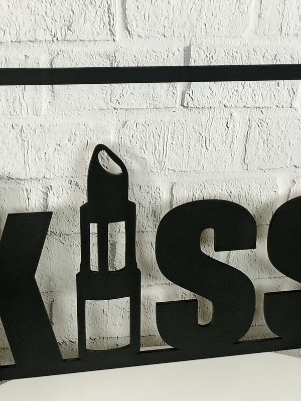 Тематическое настенное панно в салон красоты «Kiss»
