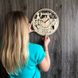 Дизайнерские настенные часы из дерева в ателье