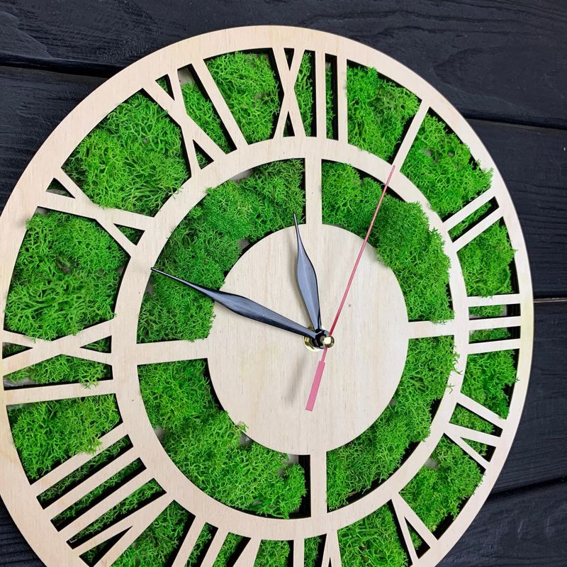 Дерев'яний настінний годинник зі стабілізованим мохом