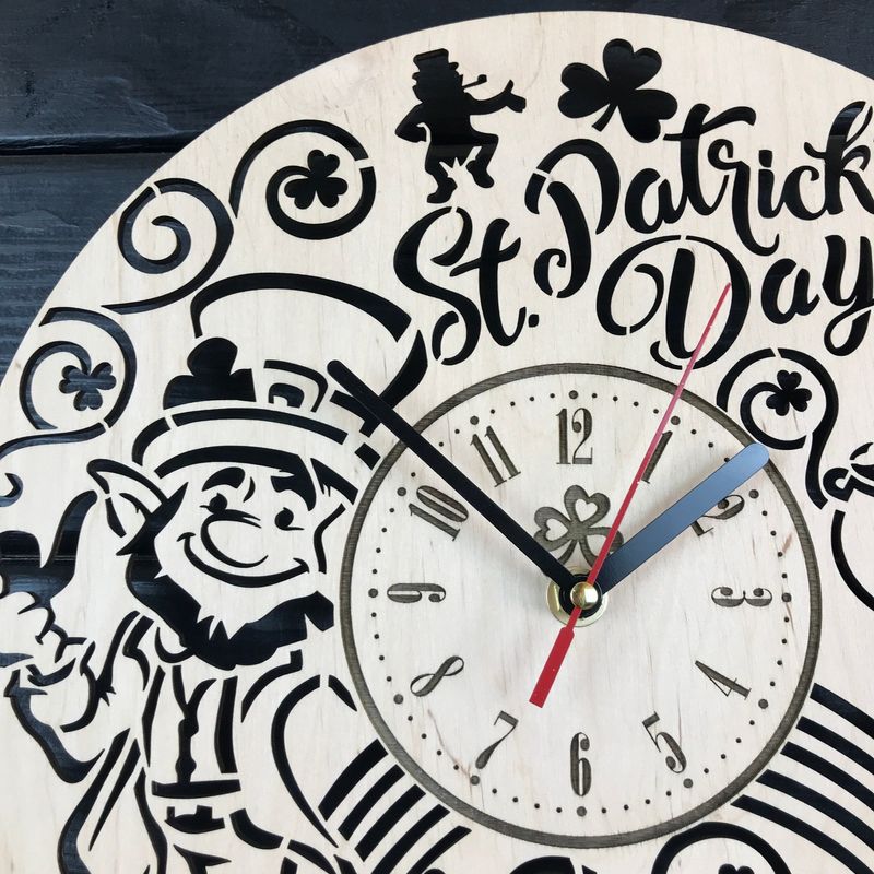 Дерев`яний годинник на стіну «St. Patrick`s Day»