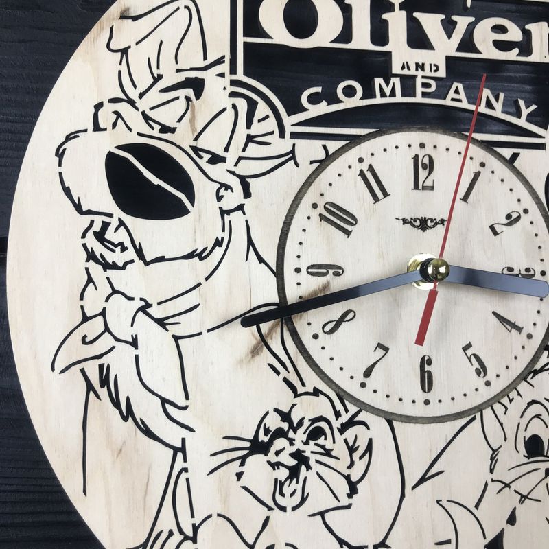 Дитячий настінний годинник з дерева «Олівер і компанія»
