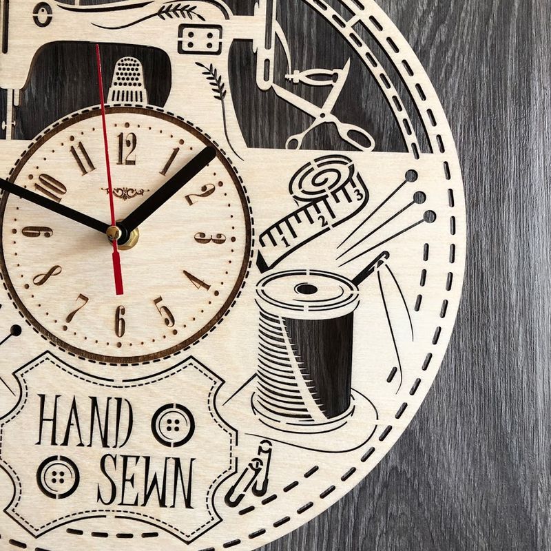 Дизайнерские настенные часы из дерева в ателье