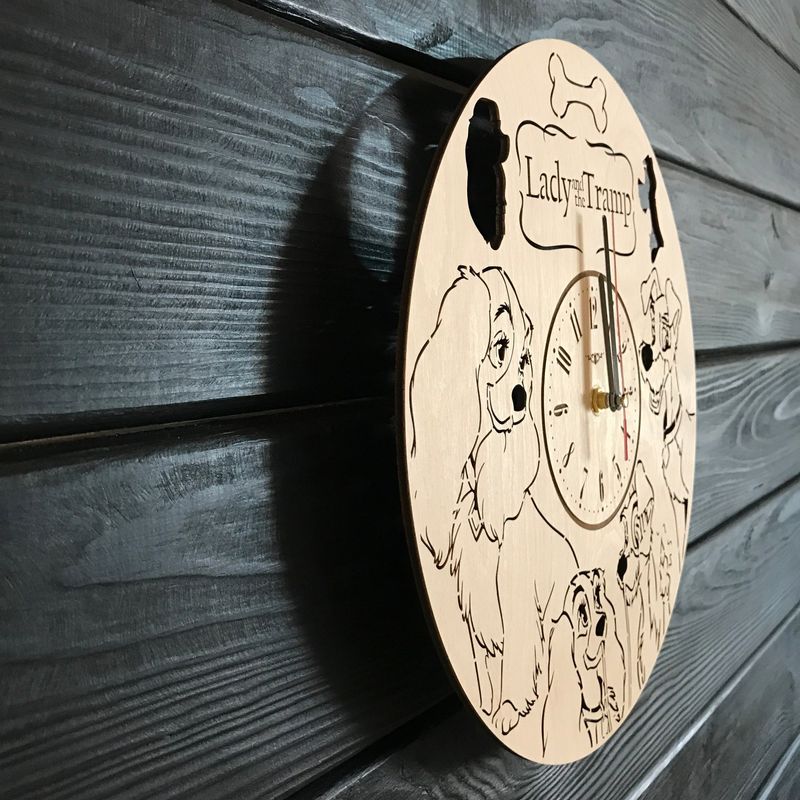 Настінний годинник з дерева в дитячу кімнату "Леді та Блудько"