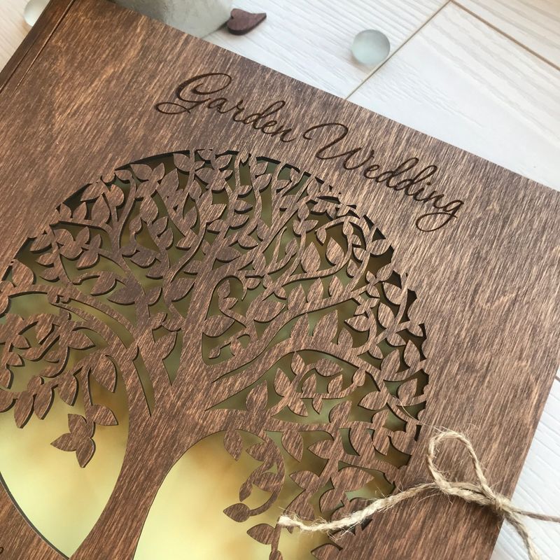 Оригинальный свадебный альбом для фото из дерева