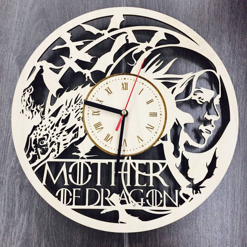 Оригинальные настенные часы «Mother of Dragons»