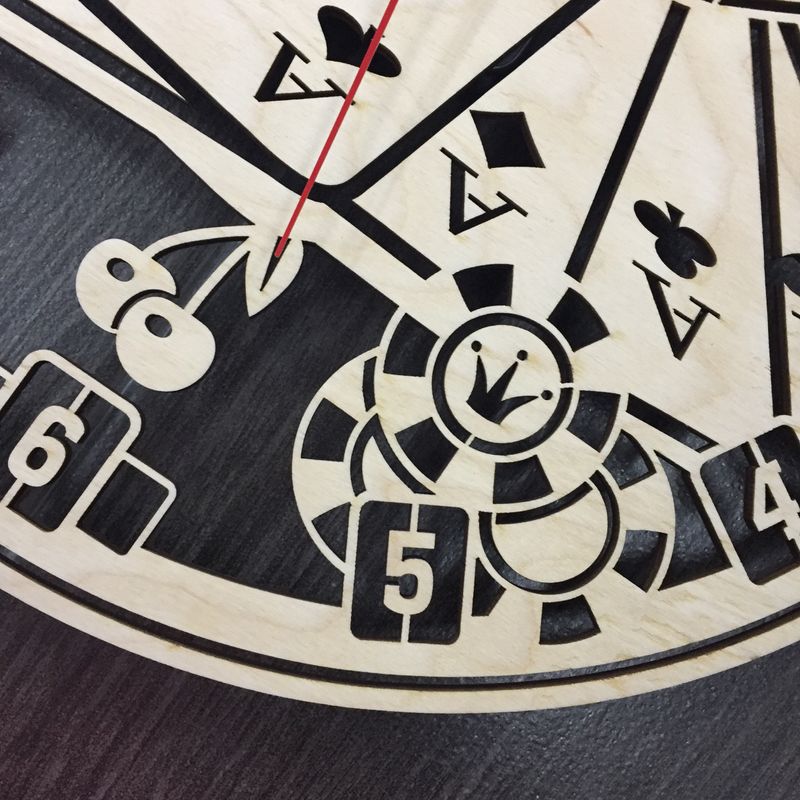 Часы настенные с лазерной гравировкой «Карты и рулетка»