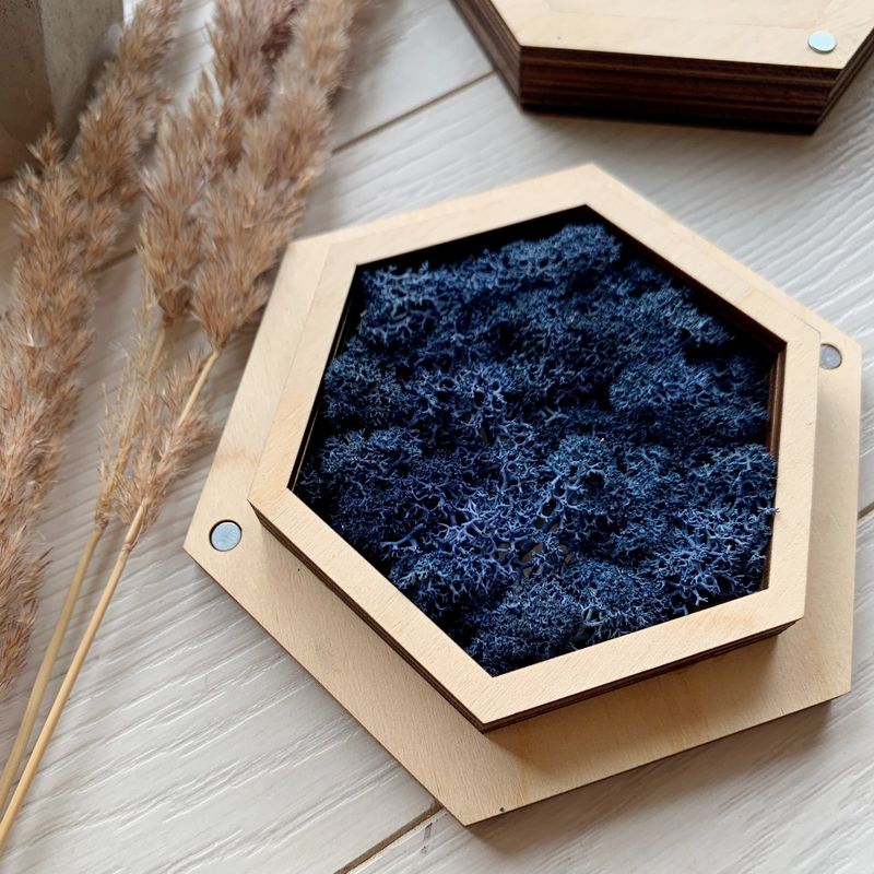 Деревянная коробка для обручальных колец с синим мхом