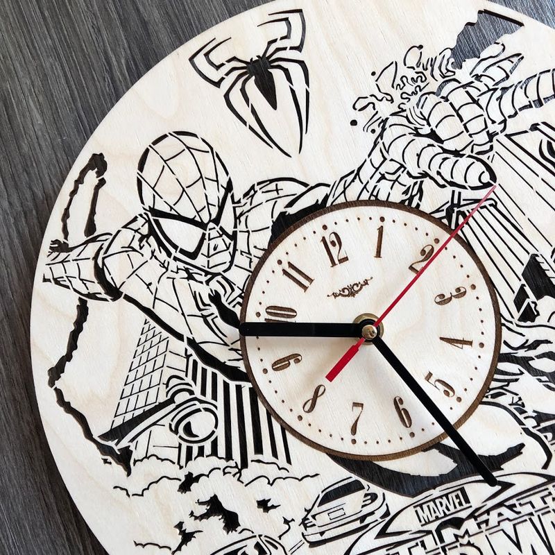 Дизайнерський настінний годинник з дерева "Людина-павук"
