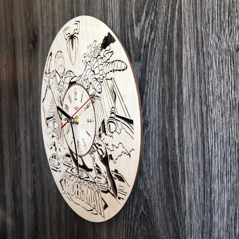 Дизайнерские настенные часы из дерева «Человек-паук»