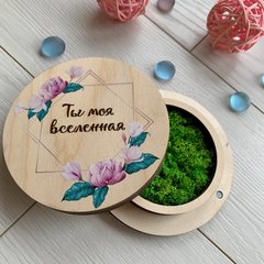 Кругла дерев'яна коробочка з гравіюванням і декоративним мохом