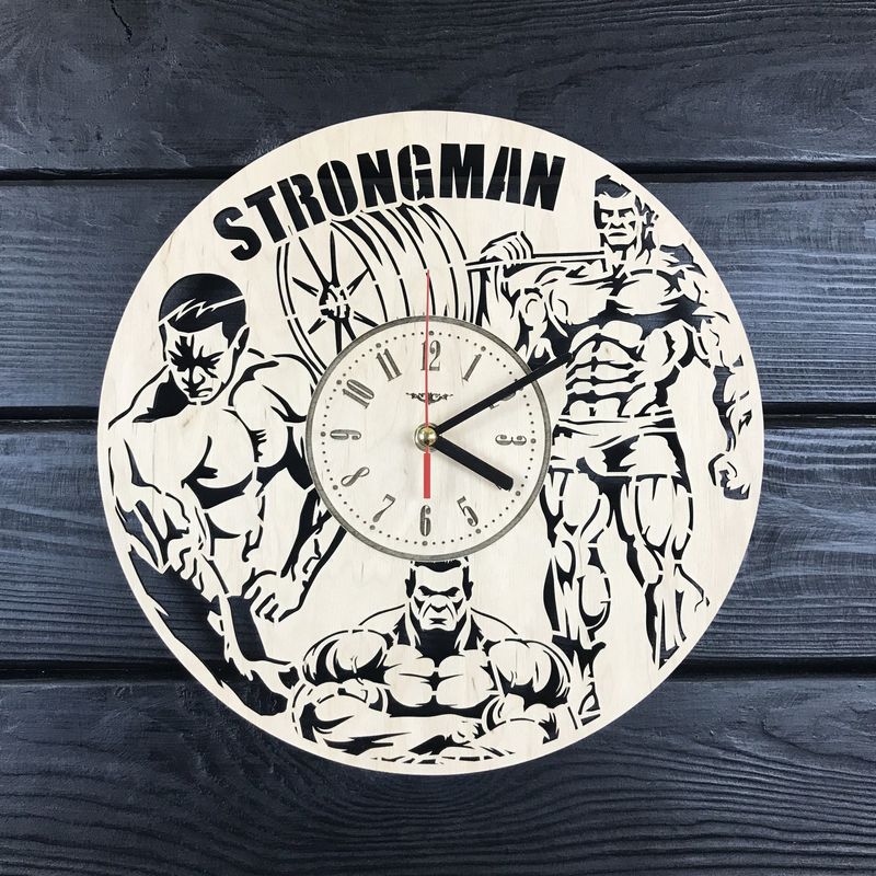Часы настенные из дерева «Стронгмен»