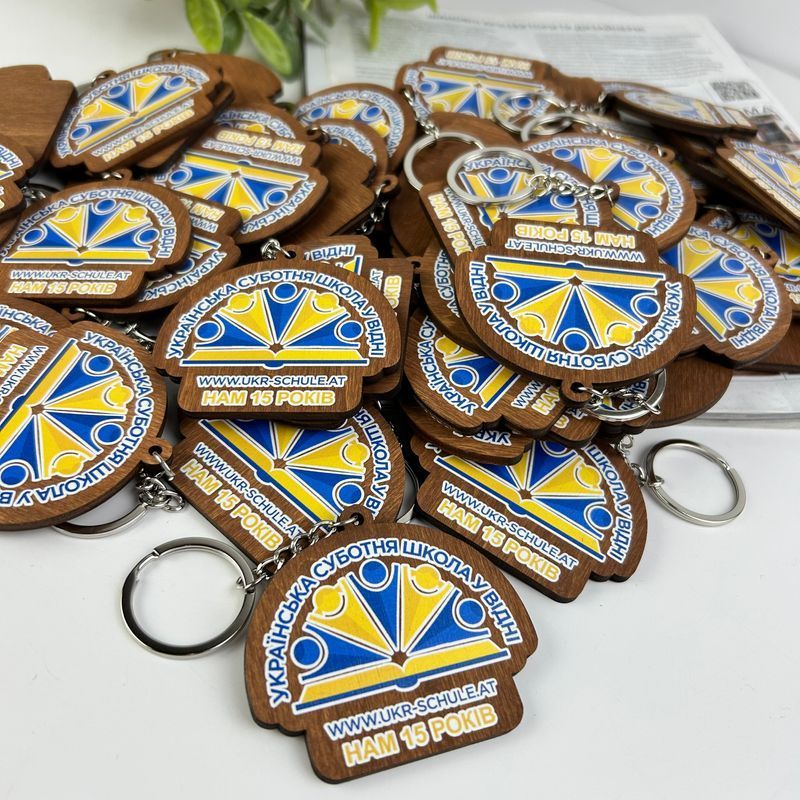 Дерев'яний брелок з логотипом чи назвою, брендовані сувенірні брелоки з дерева, іменний брелок
