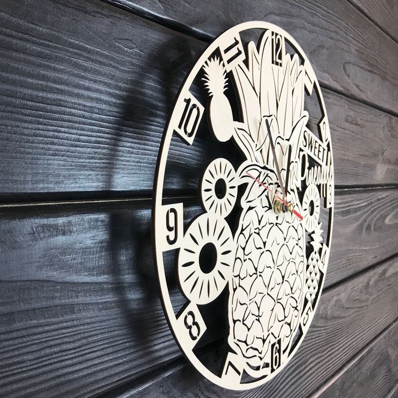 Дерев`яний настінний годинник ручної роботи «Ананас»