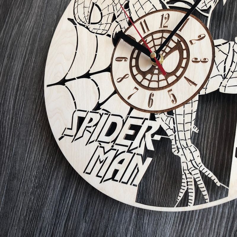 Круглые бесшумные настенные часы из дерева "Spider-Man"