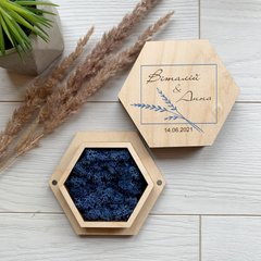 Дерев'яна весільна коробочка для обручок з синім декоративним мохом