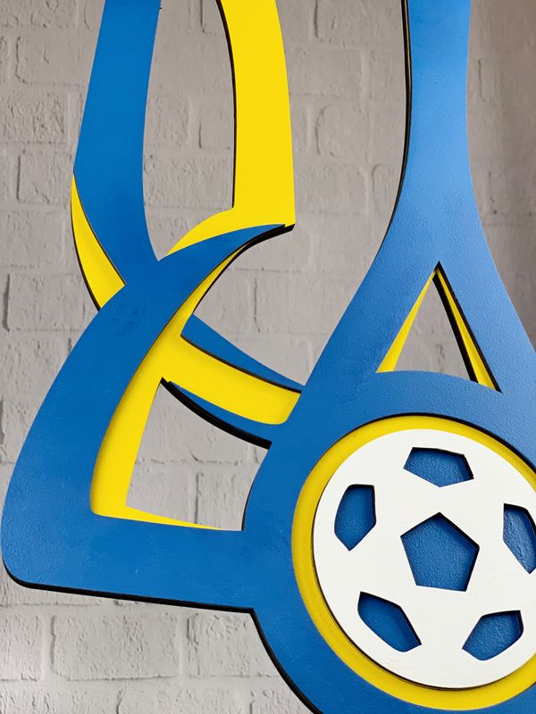 Кольоровий герб збірної України по футболу з дерева на стіну