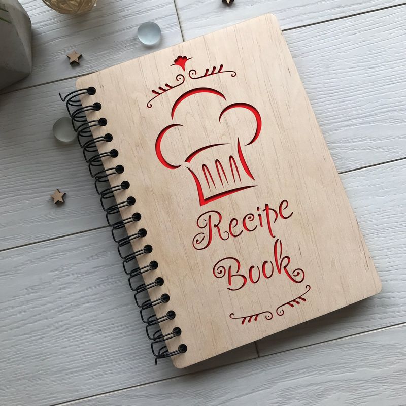 Дерев'яна книга для запису кулінарних рецептів на пружині