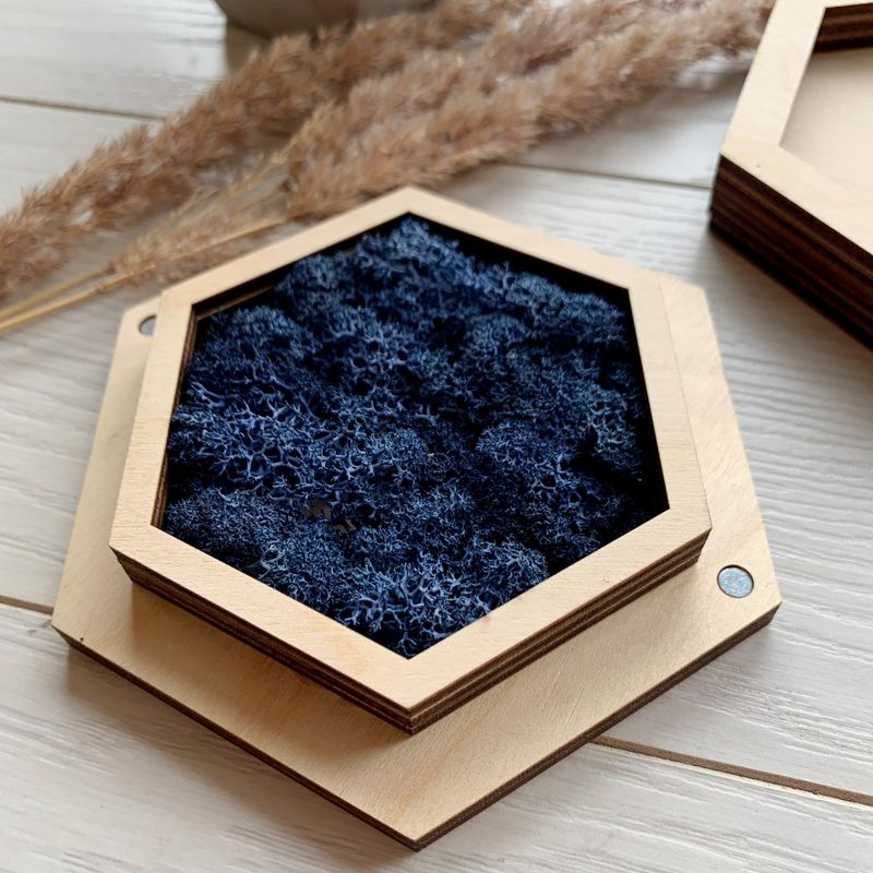 Дерев'яна весільна коробочка для обручок з синім декоративним мохом