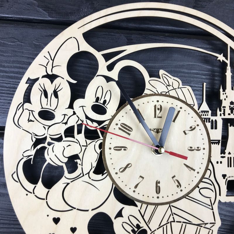 Дитячий декоративний годинник на стіну «Міккі та Мінні Маус»