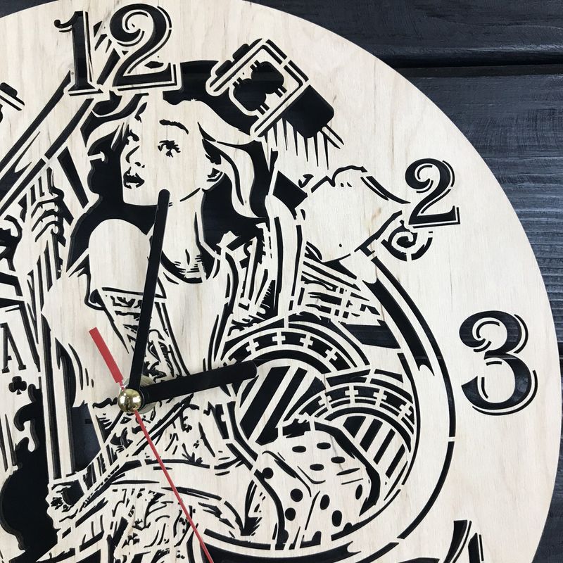 Стильний дизайнерський настінний дерев`яний годинник в тату студію