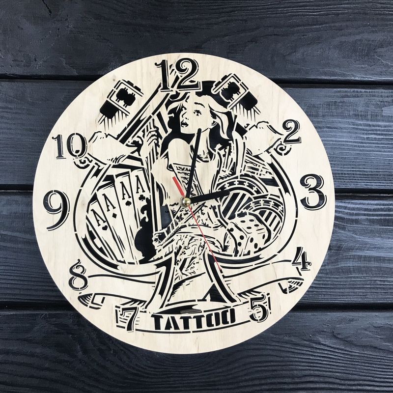 Стильные дизайнерские настенные деревянные часы в тату студию